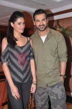 Nargis Fakhri and John Abraham promotes Madras Cafe at a special TV shoot in Taj Land_s End on 13th Aug 2013 (25).JPG